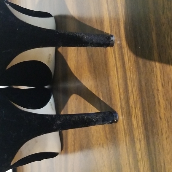 Saks Fifth Avenue Scalloped Heels - Picture 5 of 9